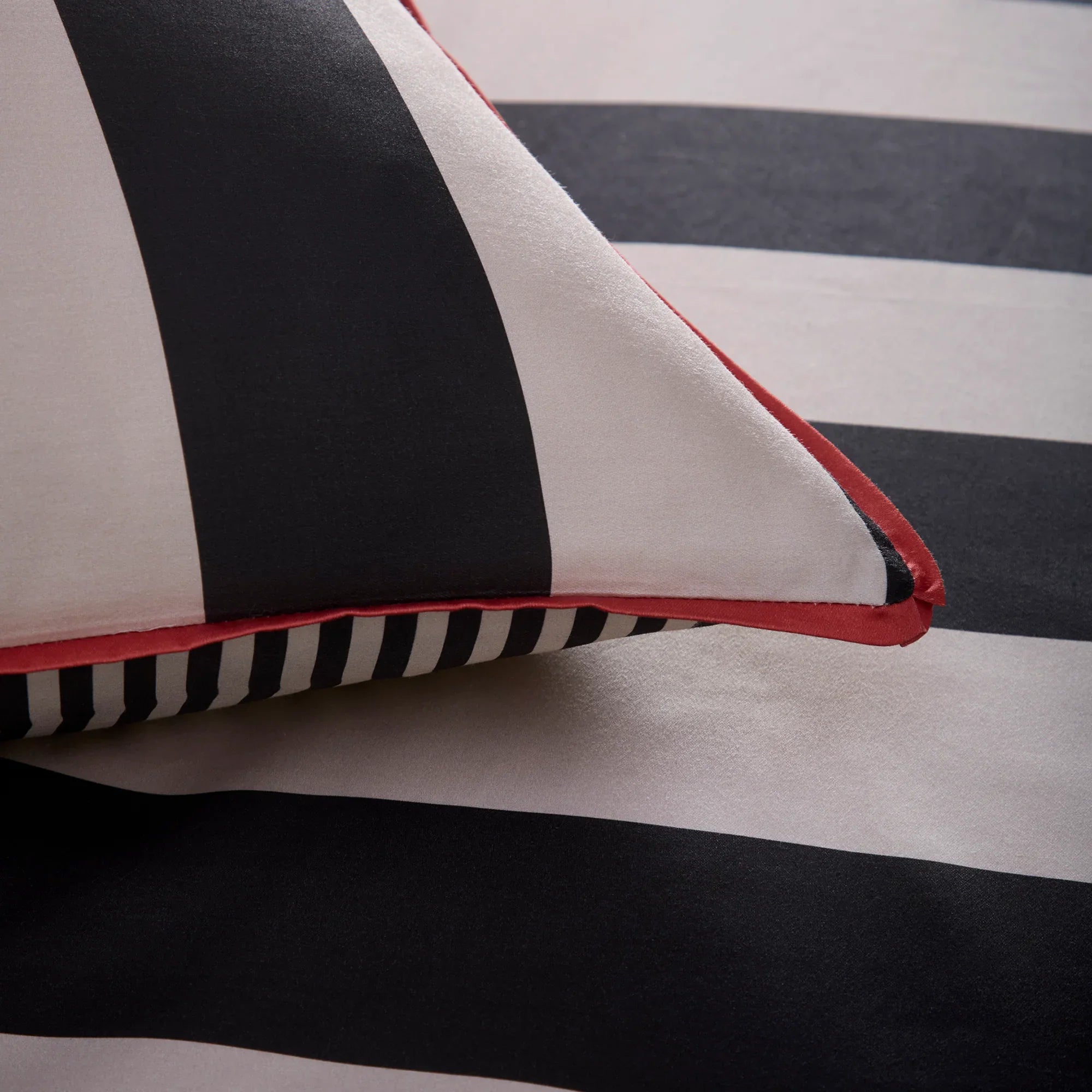 Laurence Llewelyn-Bowen Festivo Circus Stripe Duvet Cover Set - Black